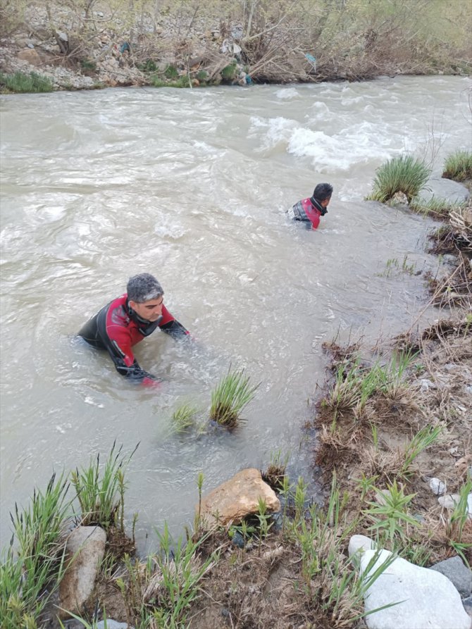 Malatya'da takılan oltasını kurtarmak için çaya giren çocuk boğuldu