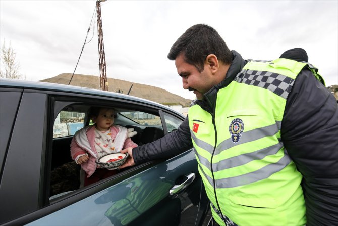 Malatya'da trafik denetiminde polisler sürücüleri bayramlaşmak için durdurdu