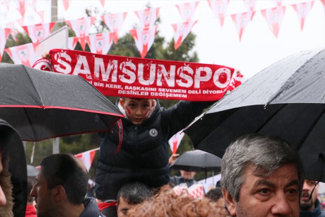 Samsunsporlu taraftarlar, takımlarının 11 yıl sonra Süper Lig'e çıkmasını kutladı
