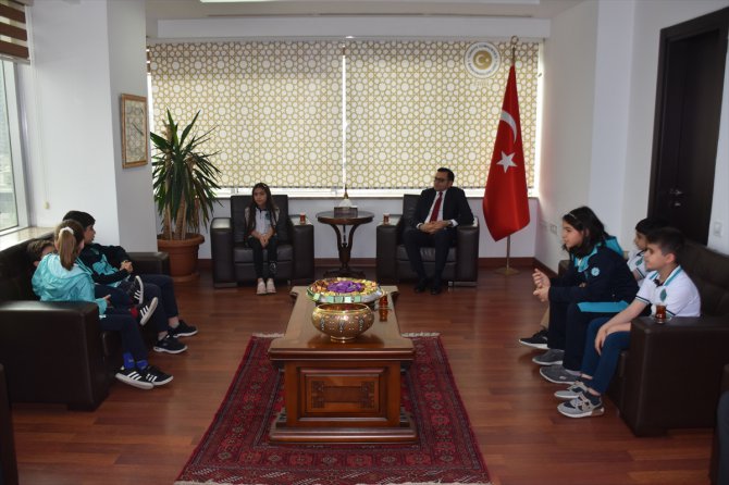Türkiye'nin Erbil Başkonsolosu Yakut, makam koltuğunu Maarif öğrencilerine devretti