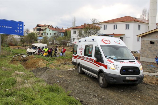 Uşak'ta dört aracın karıştığı trafik kazasında 5 kişi yaralandı