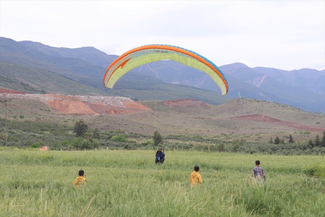 Yamaç paraşütçüler Amanos Dağları'nın eteklerinden depremzede çocuklar için havalandı
