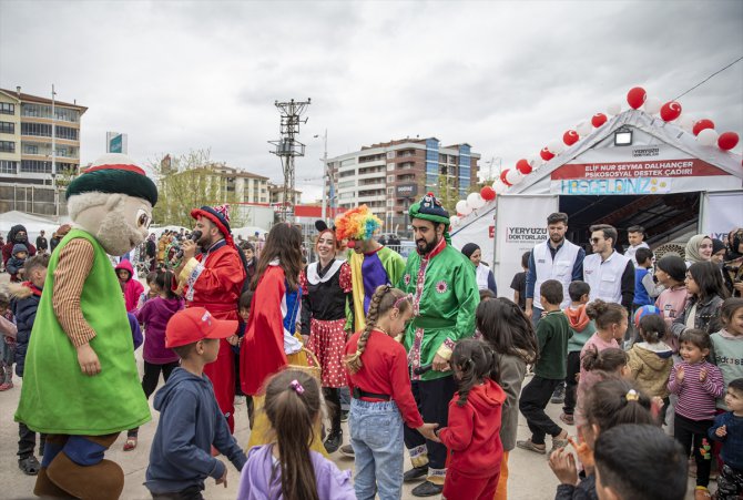 Yeryüzü Doktorları Malatya'da depremzede çocuklara çadır kentte etkinlik düzenledi