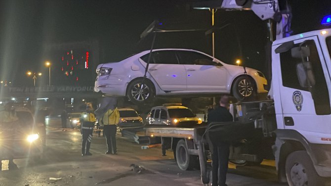 Bayrampaşa'da bariyere çarpan otomobil sürücüsü ağır yaralandı