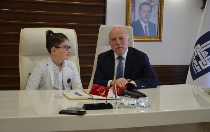 Erzurum'da Büyükşehir Belediye Başkanlığı koltuğuna oturan öğrenci depremzedelere yardım istedi