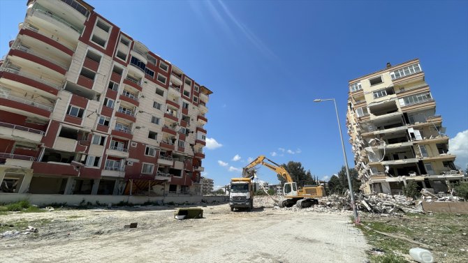 Hatay'da bina yıkım ve enkaz kaldırma çalışmaları 79 mahallede sürüyor