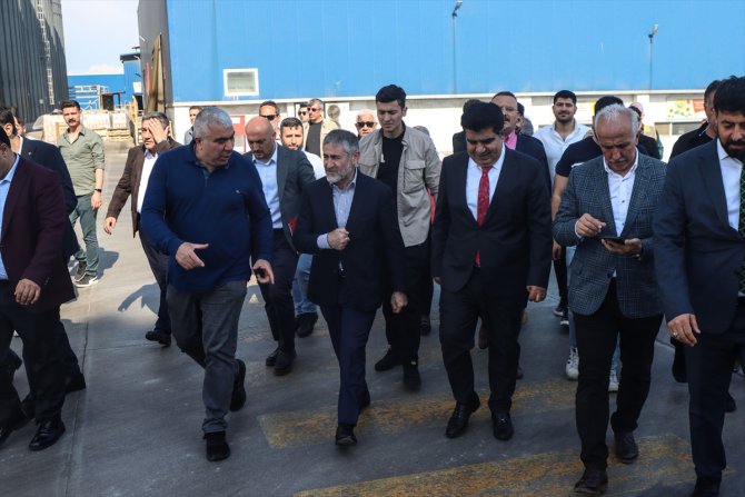 Hazine ve Maliye Bakanı Nebati, Mersin'de fabrika işçilerine hitap etti: