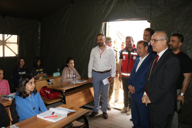 Milli Eğitim Bakan Yardımcısı Şensoy, Hatay'daki NATO çadır kentinde öğrencilerle buluştu: