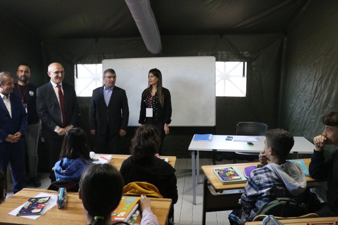 Milli Eğitim Bakan Yardımcısı Şensoy, Hatay'daki NATO çadır kentinde öğrencilerle buluştu: