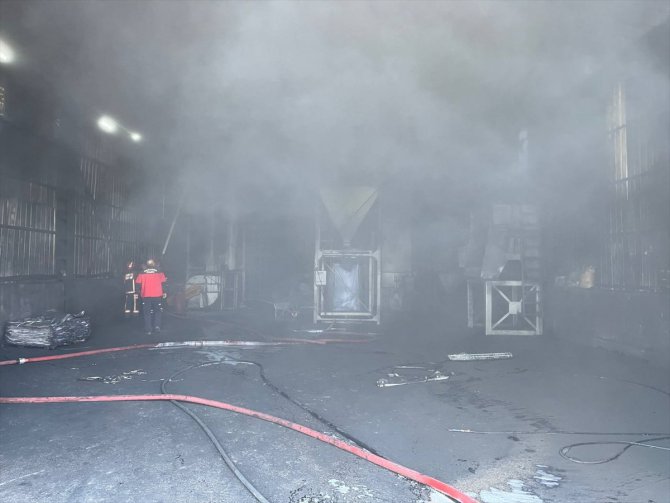 Sakarya'da kömür tozu üretilen tesiste çıkan yangın söndürüldü