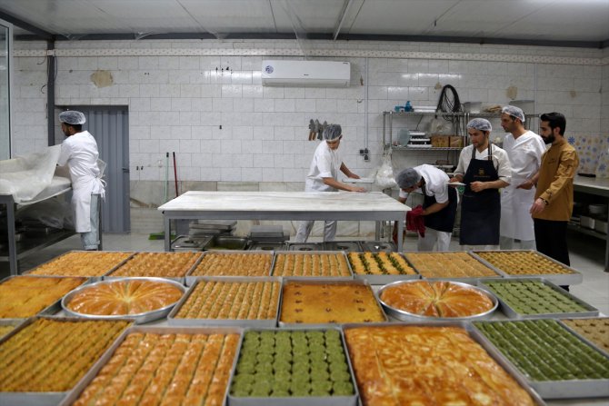 Türk tatlı ustaları, geleneksel Türk baklavalarını İranlıların damak zevkine sunuyor