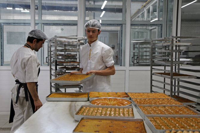 Türk tatlı ustaları, geleneksel Türk baklavalarını İranlıların damak zevkine sunuyor
