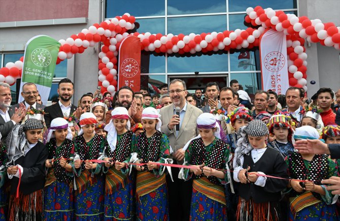 Bakan Kasapoğlu, İzmir'de gençlik merkezi açılışı yaptı