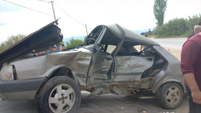 İzmir'de iki otomobilin çarpıştığı kazada 6 kişi yaralandı
