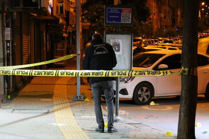 GÜNCELLEME - İzmir'de silahlı ve bıçaklı saldırıya uğrayan kişi öldü