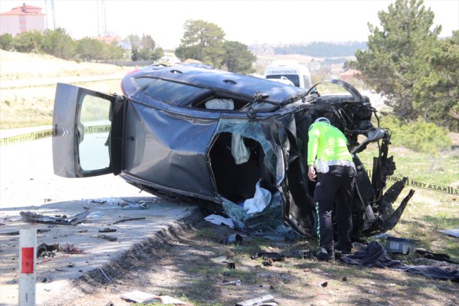 Karaman'da seyir halindeki araç duraklayan otomobile çarptı, 6 kişi yaralandı