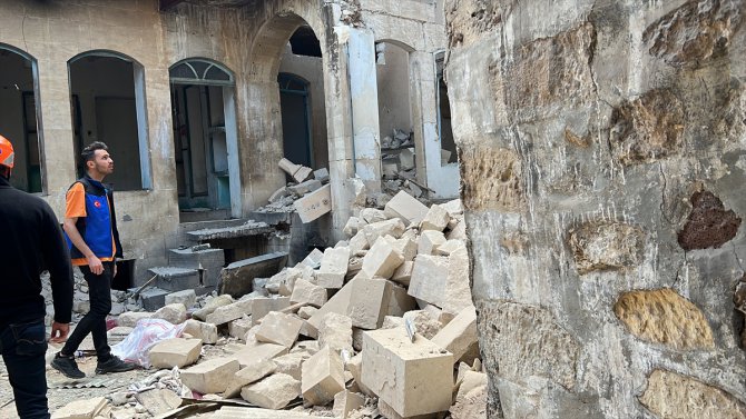 Kilis'te ağır hasarlı tescilli 2 katlı bina kısmen çöktü
