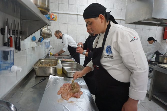 Macar öğretmenler Bolu'daki aşçı adaylarına yöresel yemeklerini gösterdi
