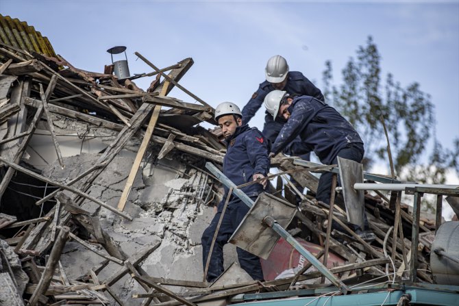 Malatya'da ağır hasarlı 6 katlı bina çöktü