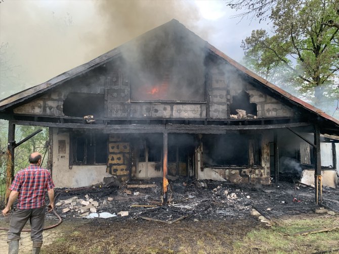 Sakarya'da yangın çıkan tek katlı ev ile baraka kullanılamaz hale geldi