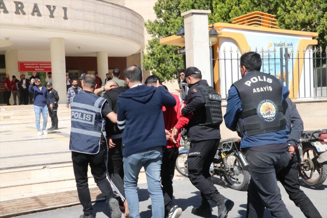 GÜNCELLEME - Şanlıurfa'da kavgaya karıştıkları iddiasıyla gözaltına alınan 12 kişiden 8'i tutuklandı