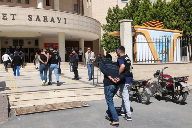 GÜNCELLEME - Şanlıurfa'da kavgaya karıştıkları iddiasıyla gözaltına alınan 12 kişiden 8'i tutuklandı