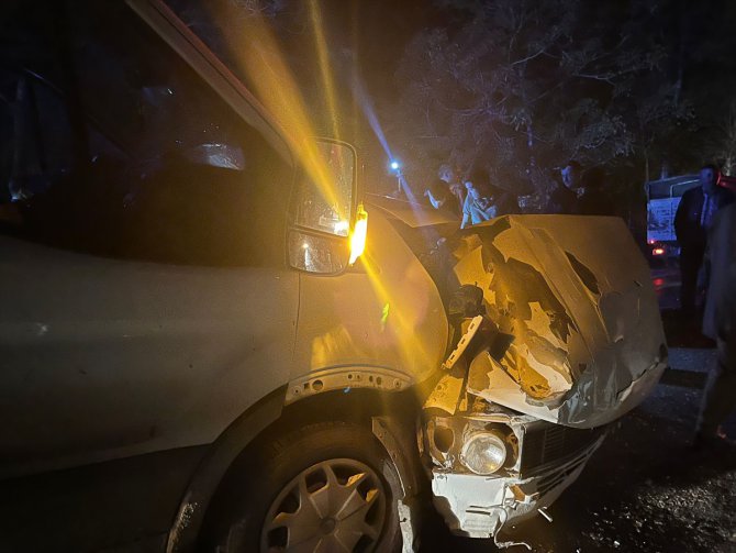 Tokat'ta kamyonet ile otomobilin çarpışması sonucu 2 kişi yaralandı