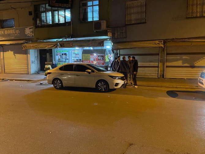 Adana'da silahlı saldırı sırasında seken kurşunla bir kişi yaralandı