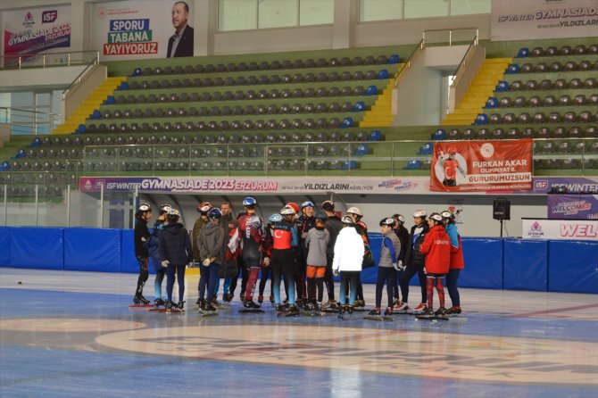 Erzurum'da düzenlenen Short Track Türkiye Şampiyonası, resmi antrenmanlarla başladı