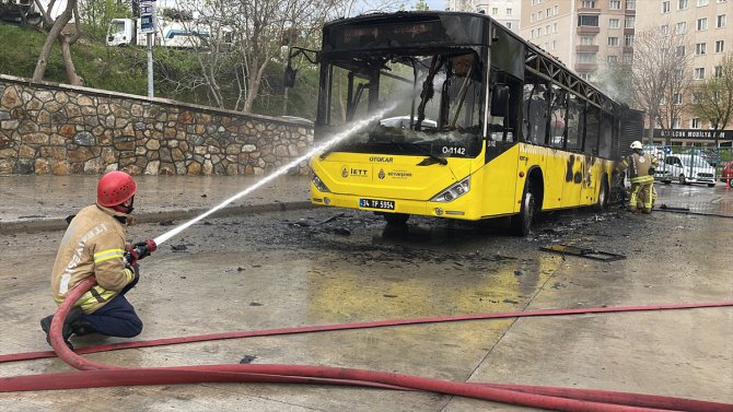 Kartal'da park halindeki İETT otobüsü yandı