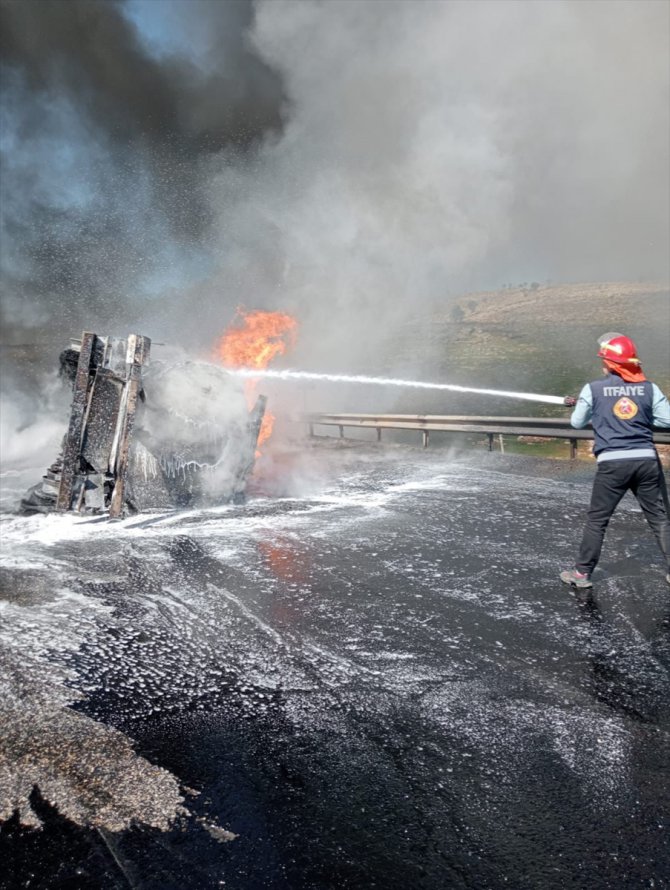 GÜNCELLEME - Şırnak'ta akaryakıt tankeriyle kamyonetin çarpıştığı kazada 2 kişi öldü, 4 kişi yaralandı