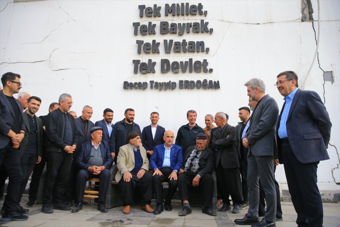 Tarım ve Orman Bakanı Kirişci, Türkoğlu'nda çiftçilerle bir araya geldi: