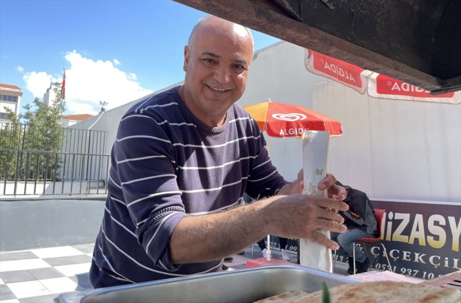 Yeni Malatyaspor'un depremzede aşçısı tezgahta köfte satarak geçimini sağlıyor