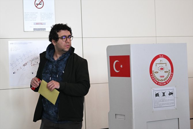 Ankara Esenboğa Havalimanı'ndaki oy verme işlemi başladı
