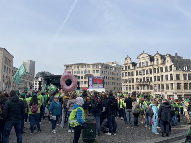 Brüksel'de öğretmenler greve gitti, eğitim sistemini protesto etti