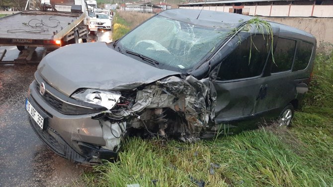 Çorum'da hafif ticari araç ile otomobil çarpıştı, 9 kişi yaralandı