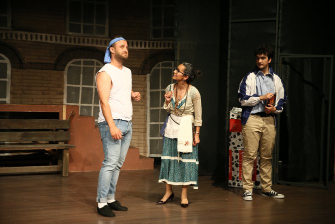 Gönül Dağı'nın "Ağıtçı Hüseyin"i Bodrum'da gençlere tiyatro eğitimi veriyor