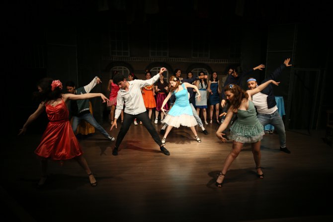 Gönül Dağı'nın "Ağıtçı Hüseyin"i Bodrum'da gençlere tiyatro eğitimi veriyor