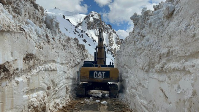 Hakkari'de ekipler nisanda da metrelerce karla mücadele ediyor