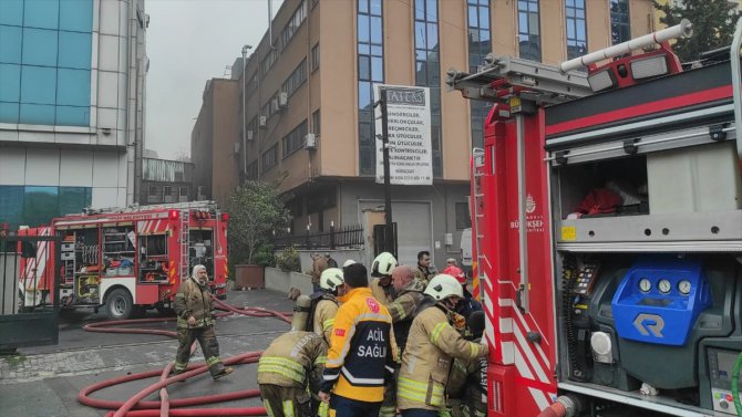 İstanbul'da halı imalathanesinde çıkan yangına itfaiye müdahale ediyor