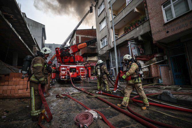 GÜNCELLEME - İstanbul'da halı imalathanesinde yangın çıktı