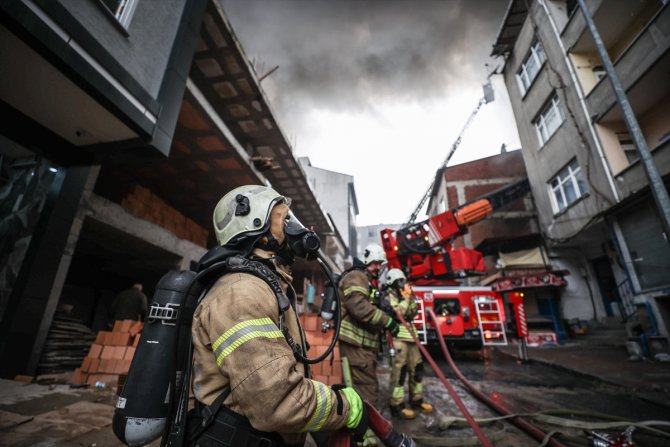 GÜNCELLEME - İstanbul'da halı imalathanesinde yangın çıktı