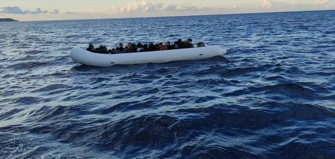 İzmir açıklarında 92 düzensiz göçmen kurtarıldı, 32 düzensiz göçmen yakalandı