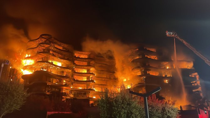 GÜNCELLEME - İzmir'de bir sitede çıkan yangına müdahale ediliyor