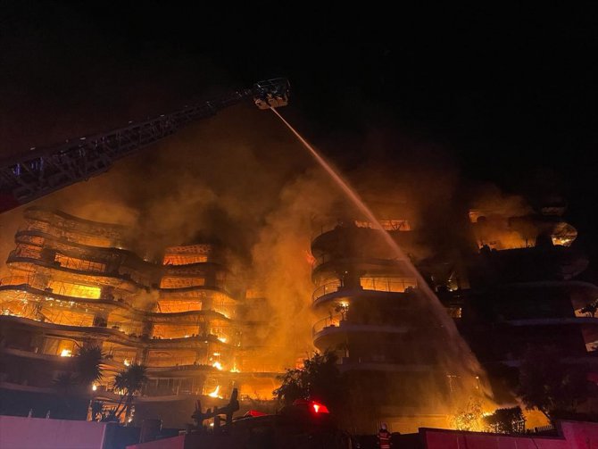 GÜNCELLEME 2 - İzmir'de bir sitede çıkan yangına müdahale ediliyor