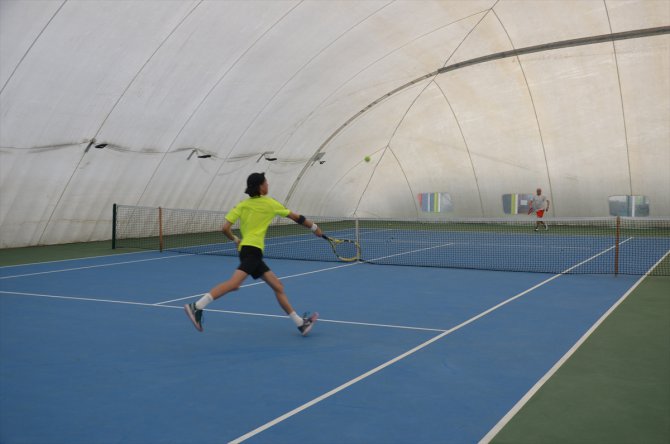 Manisa'da "Büyükler Hafta Sonu Tenis Turnuvası" başladı