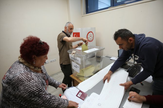Trabzon Havalimanı'nda oy verme işlemi başladı