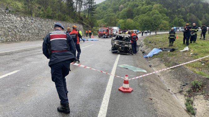 Zonguldak'ta istinat duvarına çarpan otomobildeki 3 kişi öldü