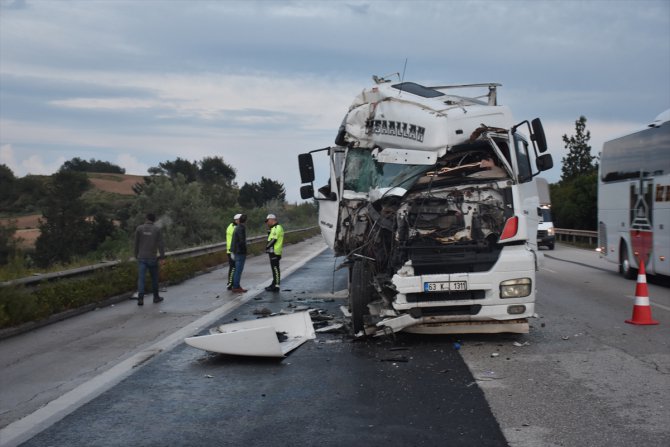 Adana'da aynı yoldaki 3 zincirleme kazada 10 kişi yaralandı