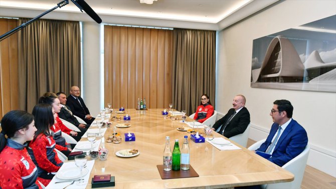Aliyev, Ermenistan'da madalya kazanan Türk haltercilerle görüştü